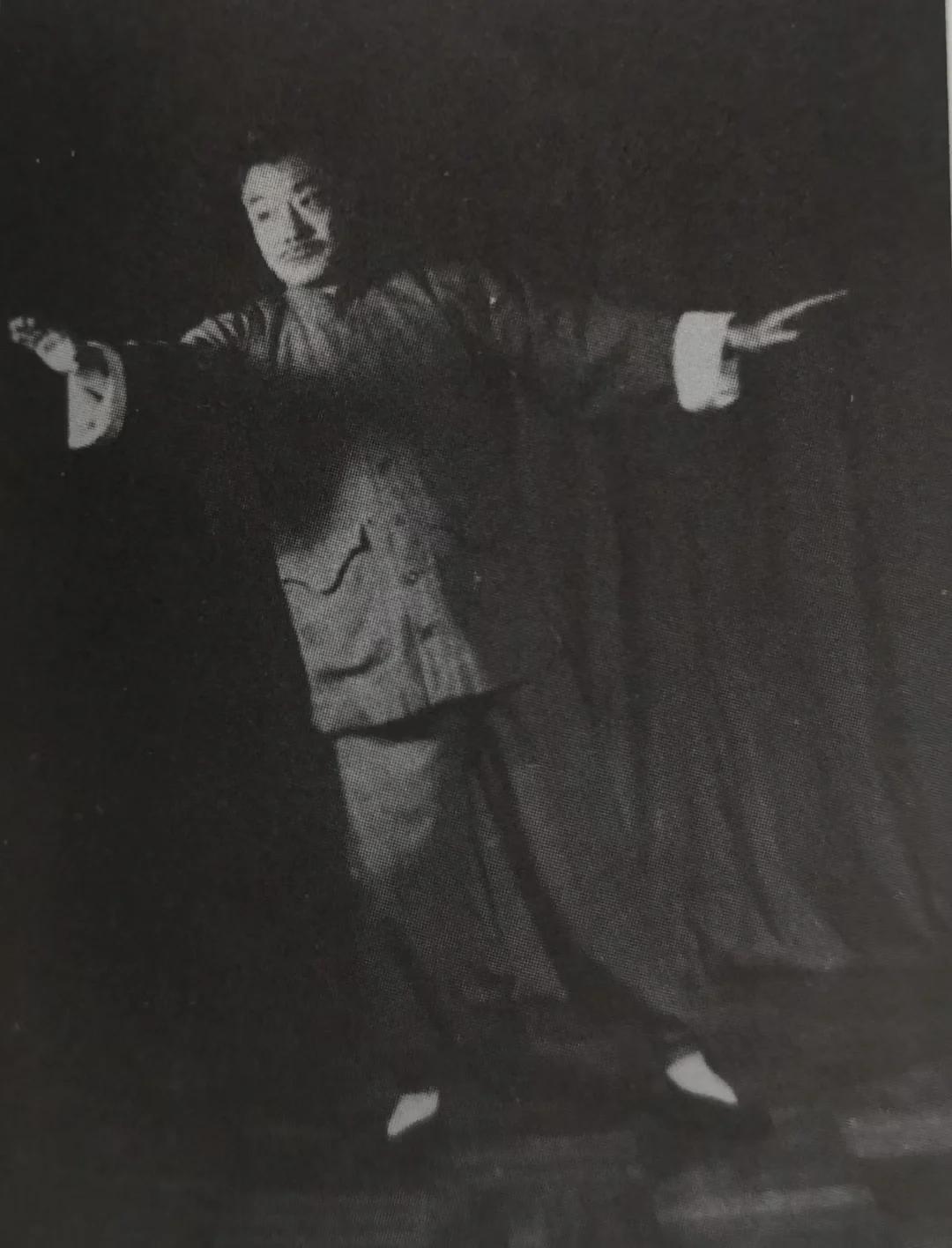 1954年，吴氏太极的代表人物吴公仪突然发报说：“从南到北，未逢敌手。”这份声明