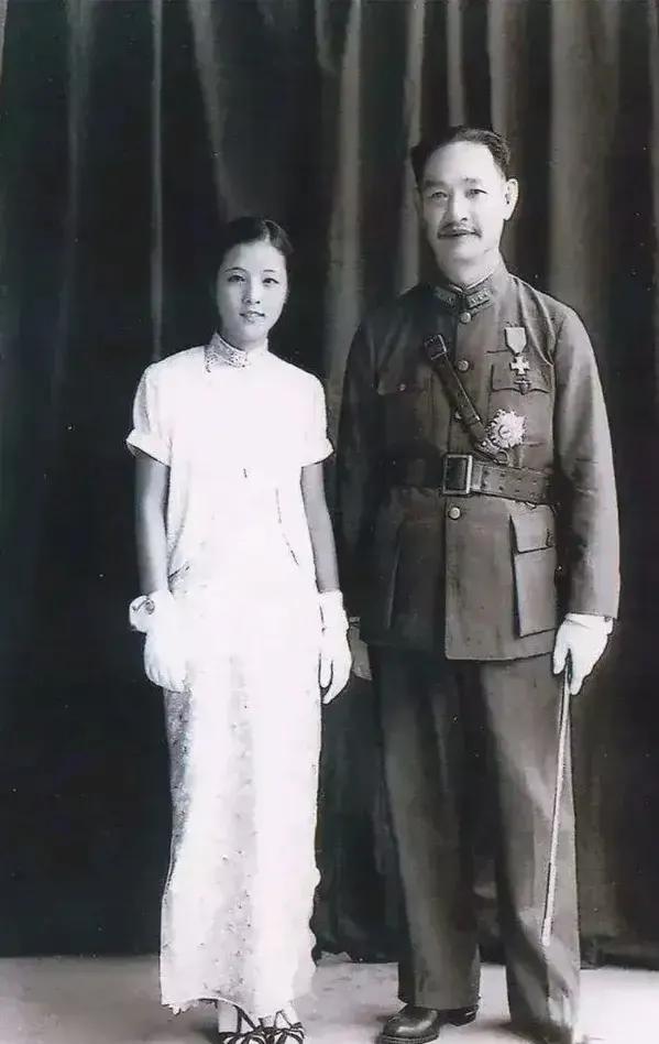 1938年7月，17岁的郭翼青嫁给了56岁的程潜。新婚夜，郭翼青羞答答的说：“你