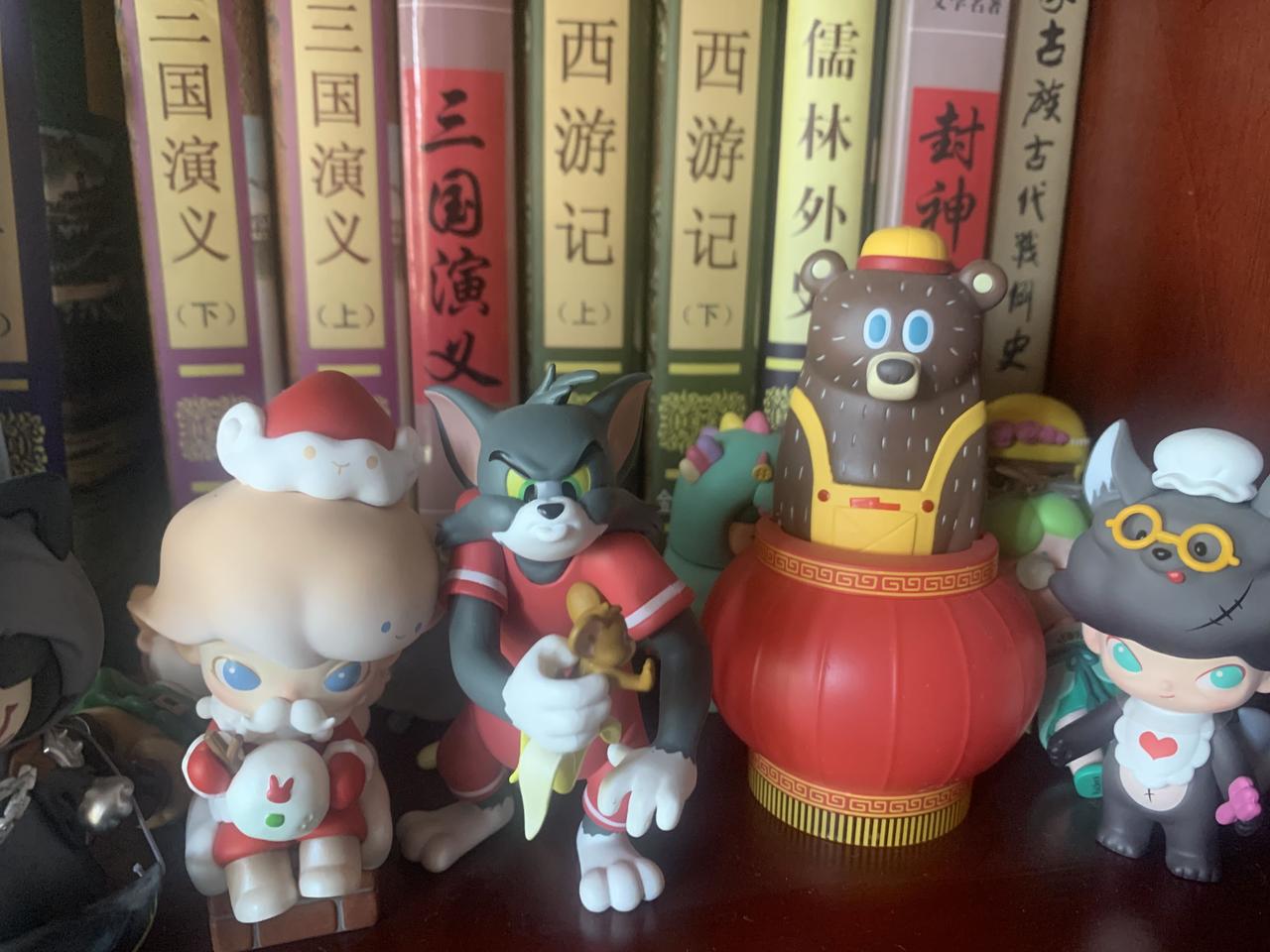 今天打扫卫生，书柜里已经有了尘土。[捂脸][捂脸]里面放的四大名著、三言两拍，四