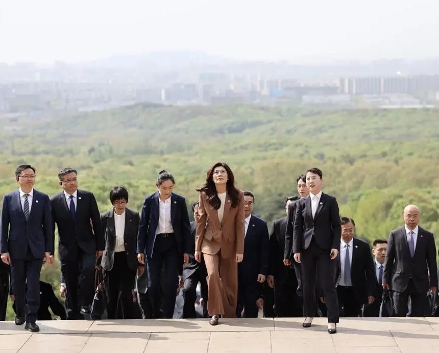 能查到的信息是，那边发展临时‌的四大问题是:能源短缺、产业失衡、人口危机、政治撕