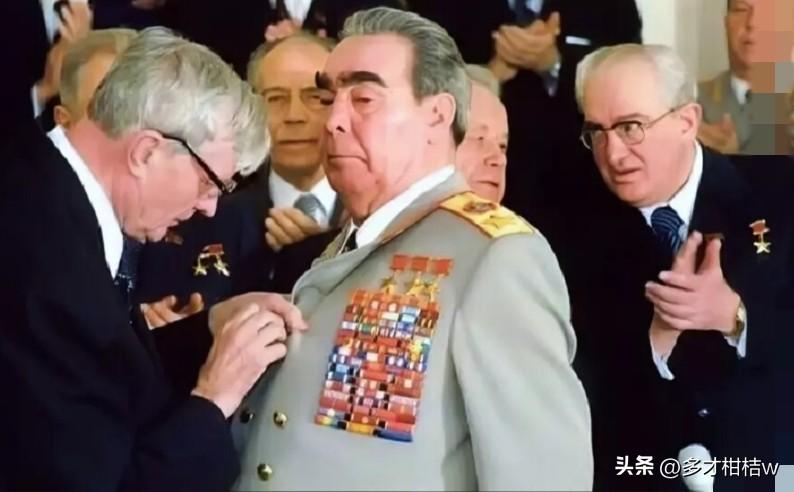 和对勋章有着执着追求的勋章帝不同，斯大林在对勋章方面没什么追求，或者表现的较为克