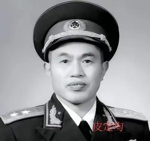 1940年，皮定均看上了女干部张烽，就让县长去说媒，张烽听说了县长的来意后，拒绝