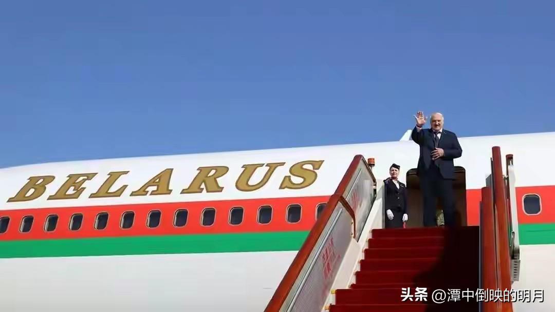 朝鲜高规格接待，卢卡申科赴朝吃国宴，兑现93阅兵约定，信号强烈
 
白俄罗斯总统