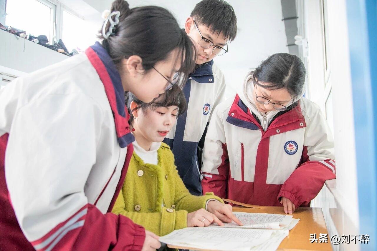 今天可真是累坏了！
接送小孙子上下学，
单趟跑了十趟。
中午放学回到家，
老伴煮