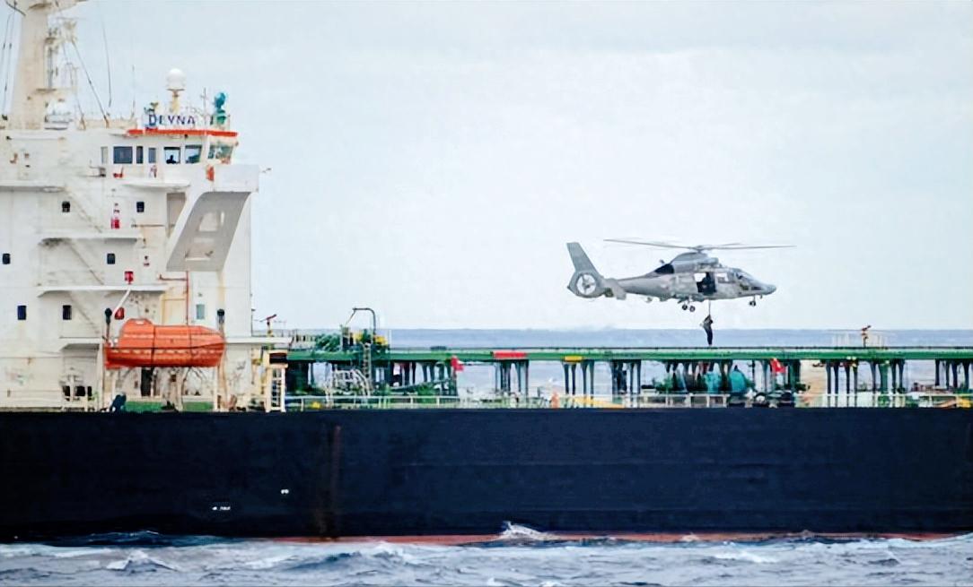 地中海这边突然炸出个大新闻，法国海军直接在海上把俄罗斯的“德伊纳”号油轮给拦下扣