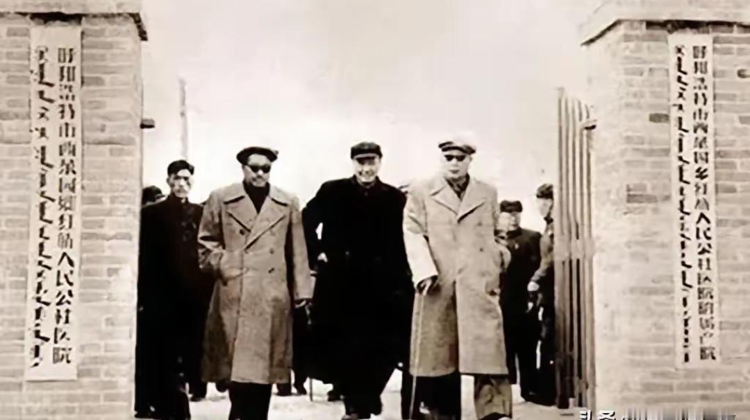 青城印记
今天发表一张1958年贺龙、聂荣臻元帅在内蒙古人委主席乌兰夫陪同下，参