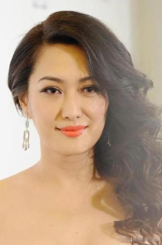 一次，窦文涛问孟广美：“你被前男友骗走5个亿，有没有追回来”，孟广美却一脸淡定：