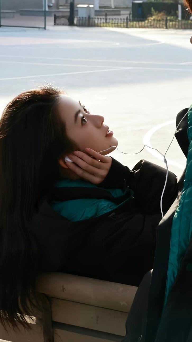 记一下 买一件中戏羽绒服就能和黄杨钿甜用一个有线耳机且拍照 嗯嗯好的我真不得劲了