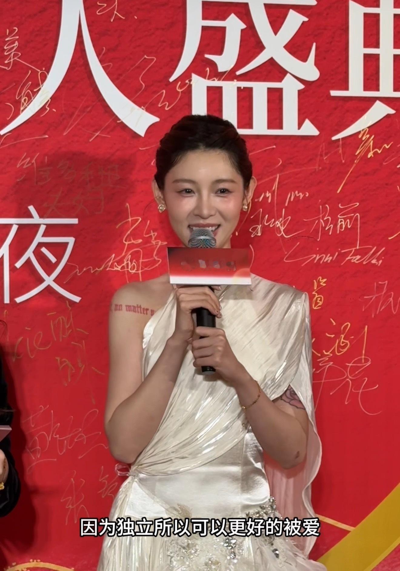 痞幼说因为独立所以更好的被爱  从恋综真实直率到红毯清醒发言，痞幼始终如一！极光