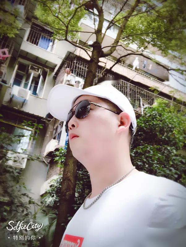 一晚上722音浪，平台抽走一半，俩人到手38块1。
号称合作一年的兄弟，弘扬二