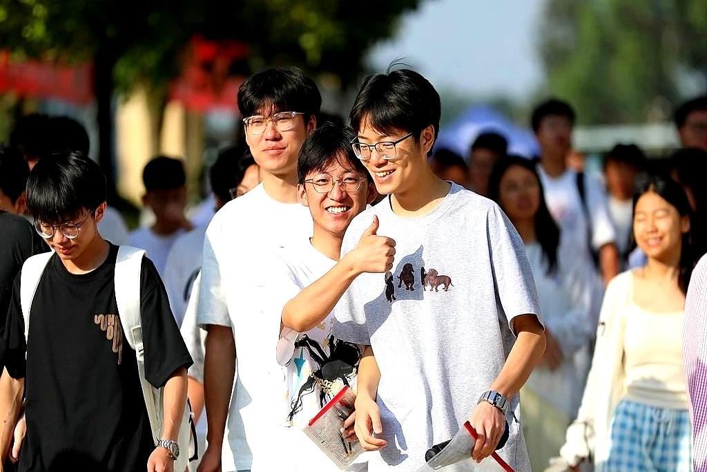 今年高考数学一考完，不少考生的表情都不太对劲。
家长们也看出来了，上午考完还能乐