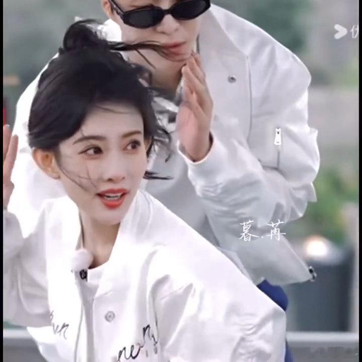 孟子义锤范丞丞胸口孟子义范丞丞小学生打闹孟子义与范丞丞在线上演小学生互闹，打闹互