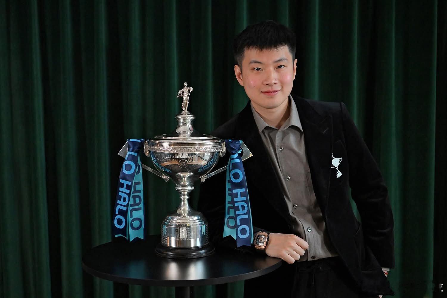 斯诺克世界冠军合照赵心童居C位     WPBSA球员协会举办了第二届年度“世界