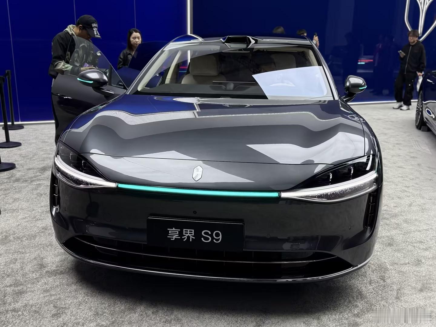 大面上看起来，新款享界S9跟之前似乎没啥区别，但仔细看，会发现细节上精致了不少，