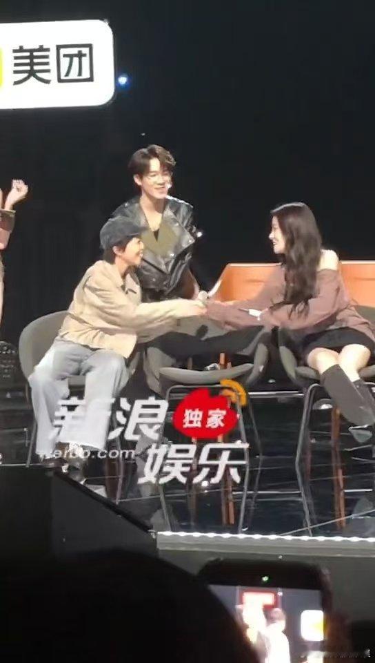 庾澄庆问窦靖童怎么称呼窦靖童依次打招呼歌手发布会谦逊有礼貌的窦靖童，发布会挨个和