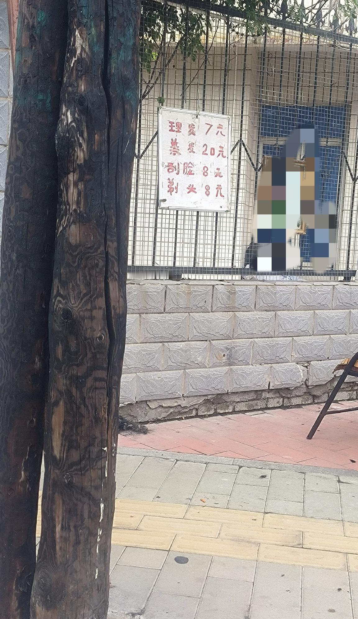 如今保定的街头理发摊随处可见，越来越多了！

服务的种类也多了，理发、刮脸、剃光