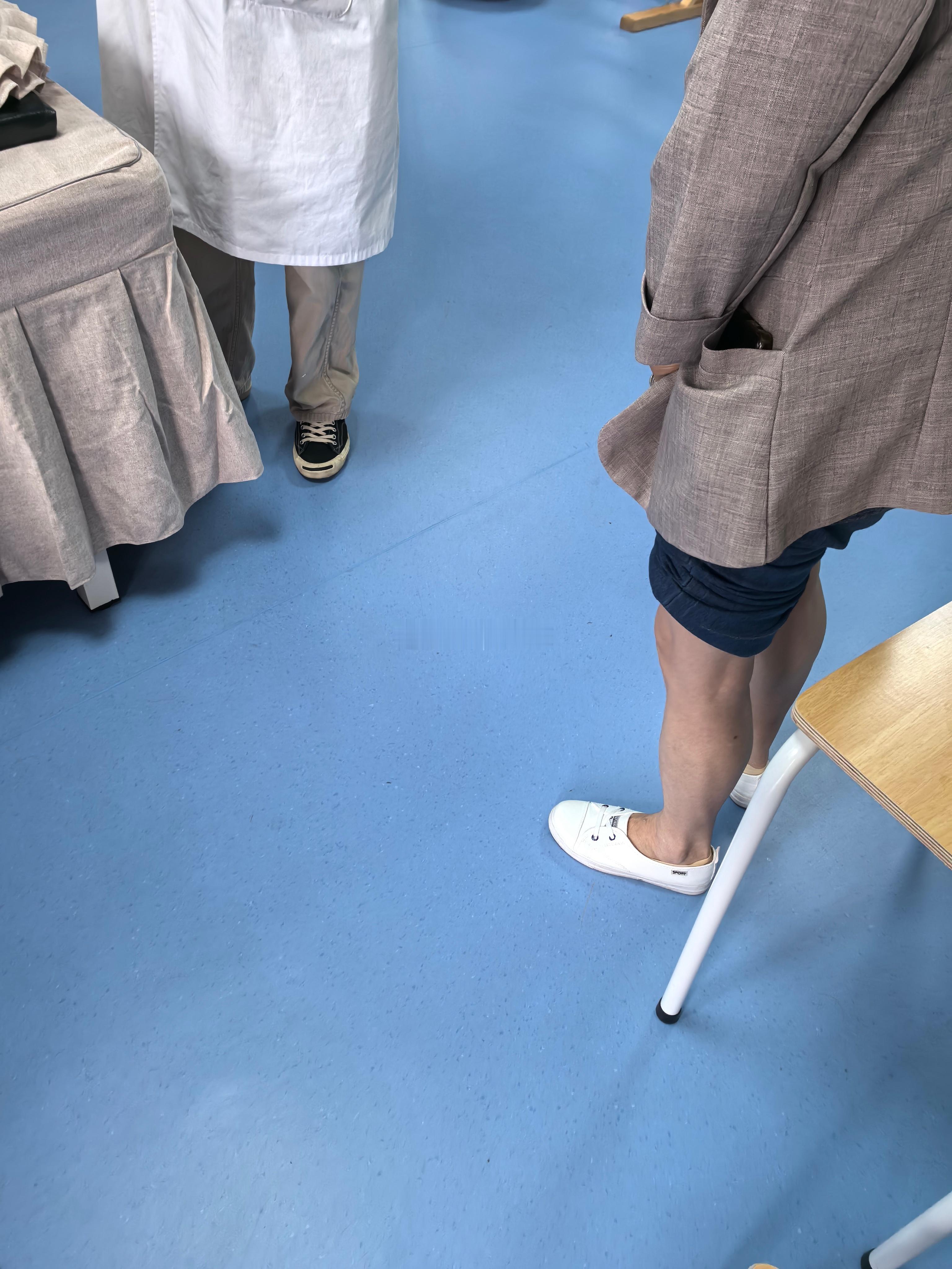 带朋友妈妈来中医院看腿她上个月腿摔伤了 ​​​