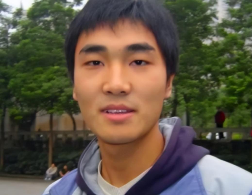 “每月就给我500块，资助不起装什么孙子！”2006年，贫困大学生向海清向媒体怒
