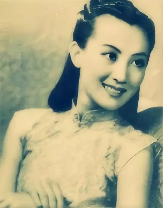 1944年深秋的南京，汪精卫的死讯刚传回国，他的机要秘书兼情人施旦，做出了一个极