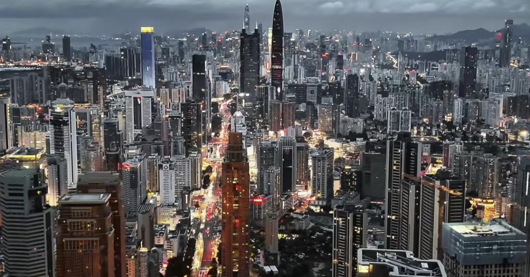 中国有两座城市特别适合航拍，一座是山城重庆，中国立体感最强的城市。另外一座就是深