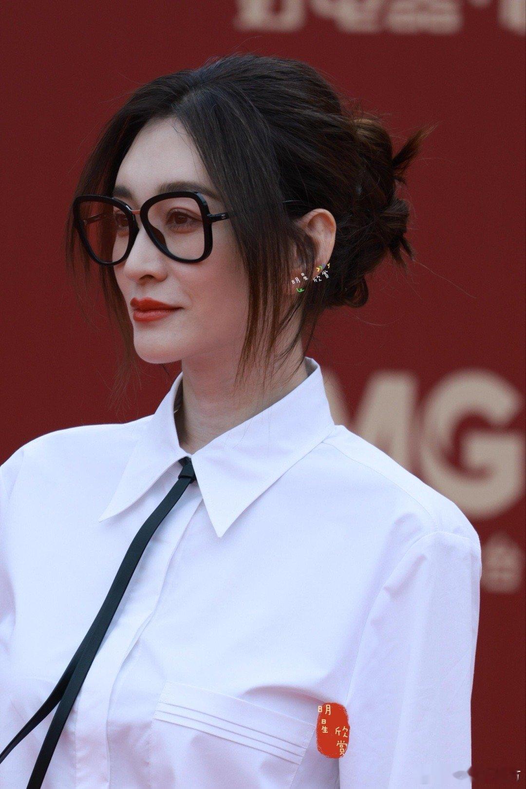 高智感学姐李小冉已上线，黑白配眼前一亮 