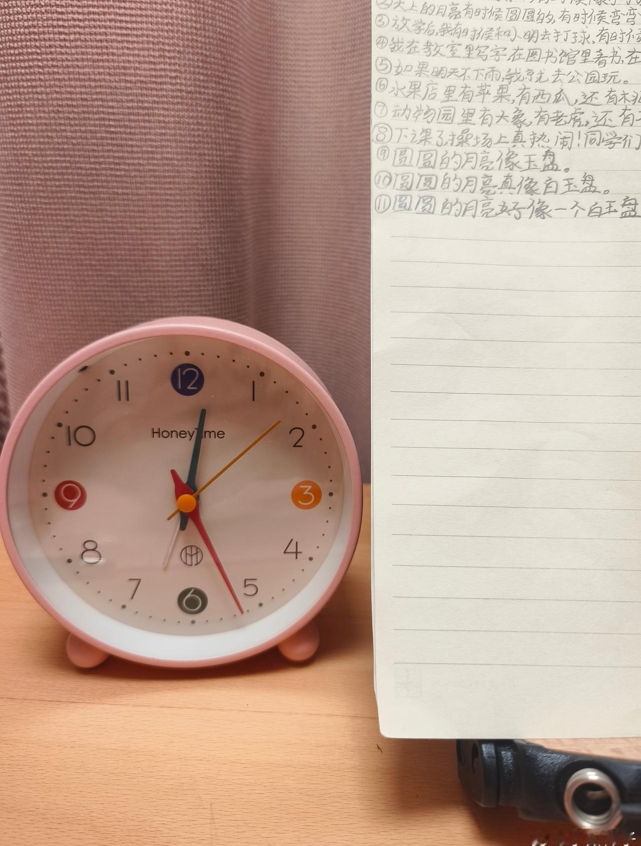 很多人说，这种情况应该可以请假吧，
老师也能理解吧。
我也能理解抱着幼儿马路执勤