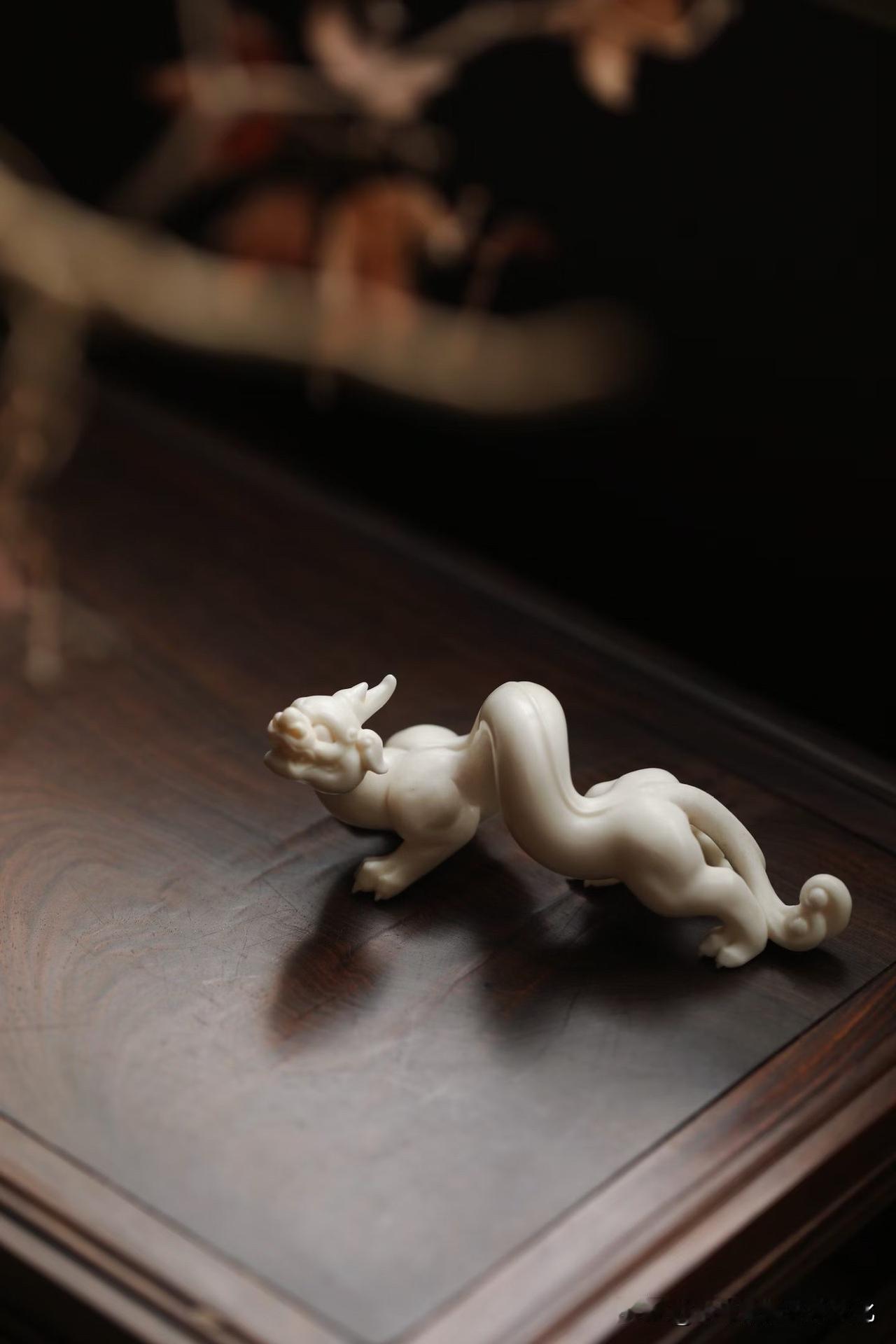 鹿角螭龙小摆件
以鹿角精琢而成，螭龙身姿婉转灵动，似欲腾跃而起。
线条流畅遒劲，
