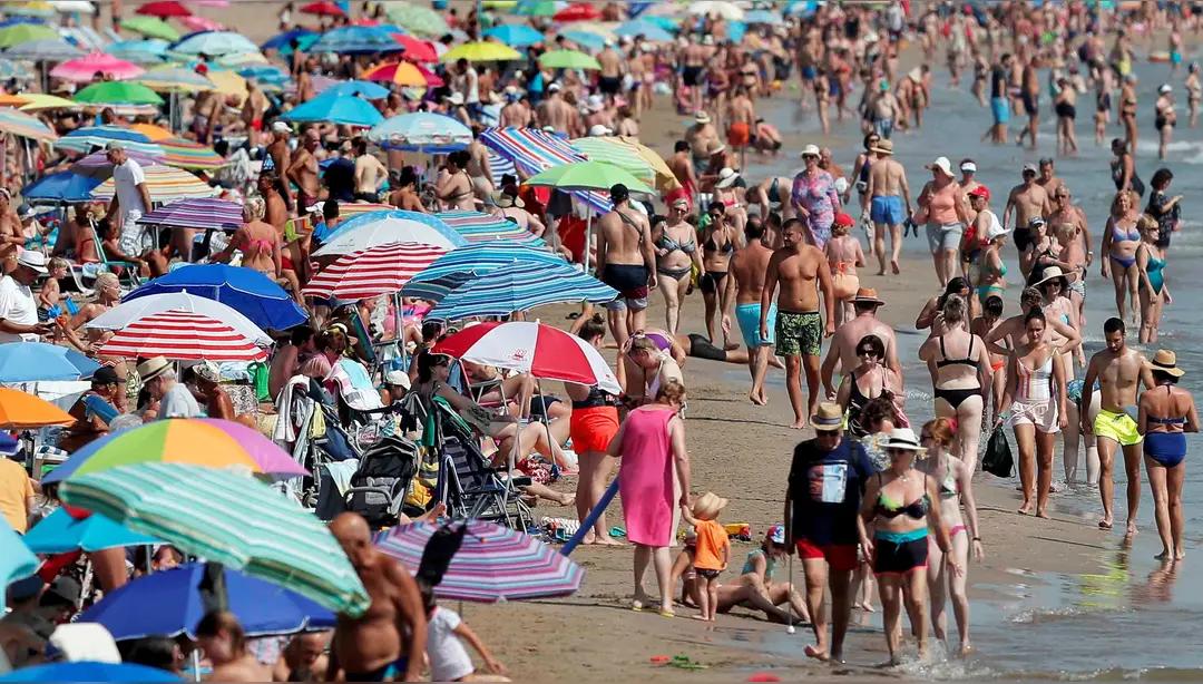 今夏欧洲的热浪直接把气温推到42℃，体感温度直追常年酷热的印度，已有超200人因