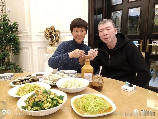 这对明星夫妻很低调，不化妆，不美颜，全素颜出镜，两个人在家炒点小菜，喝点小酒，日