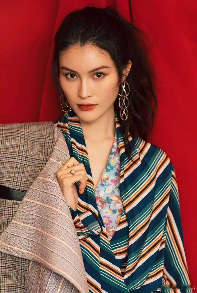 陈伟霆何穗挽手外出 六年感情太好磕！官宣生子五个月后首合体，何穗紧挽丈夫手臂依偎