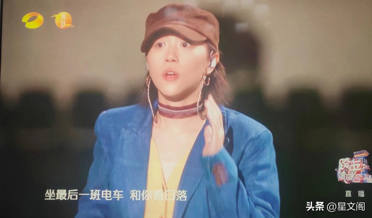 窦靖童真不愧是遗传了王菲的美腿，
又高又瘦又迷人，重点是嗓音也像妈妈般空灵清透