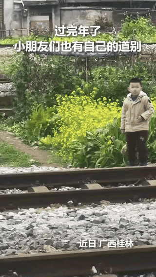 泪目了！广西桂林，过完年小男孩准备和父母返会城里，村里一起玩耍的几个小伙伴一起出