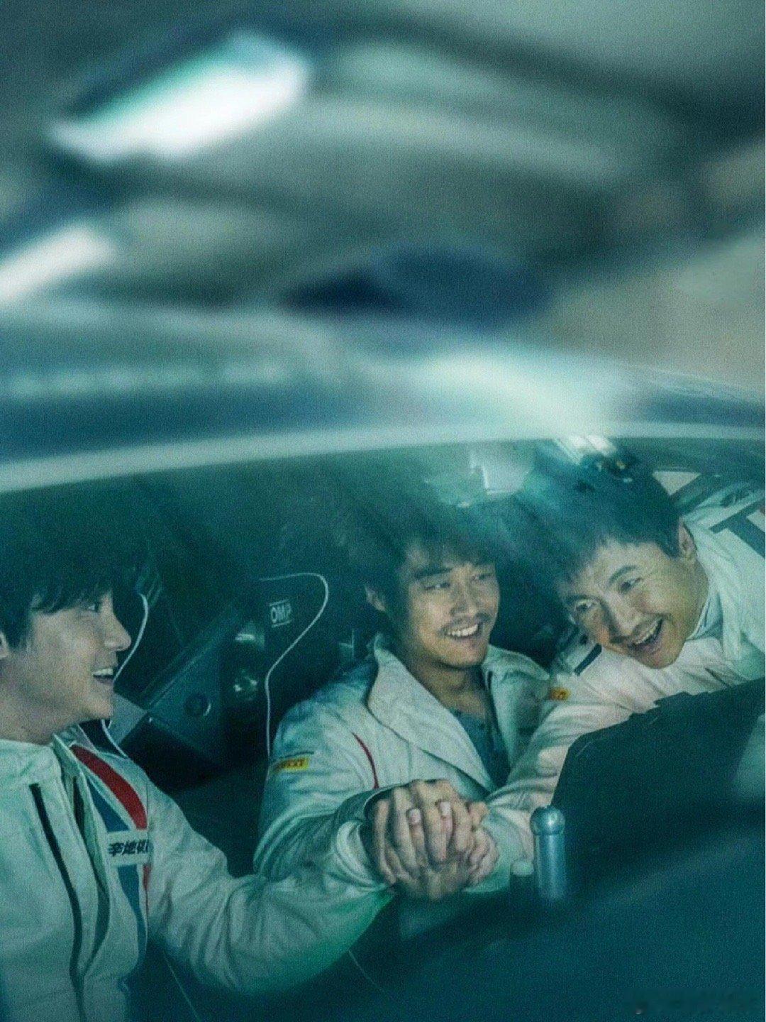 沈腾 想起来了全想起来了 看着沈腾甩围巾，DNA真的动了。从“巴音布鲁克之王”到