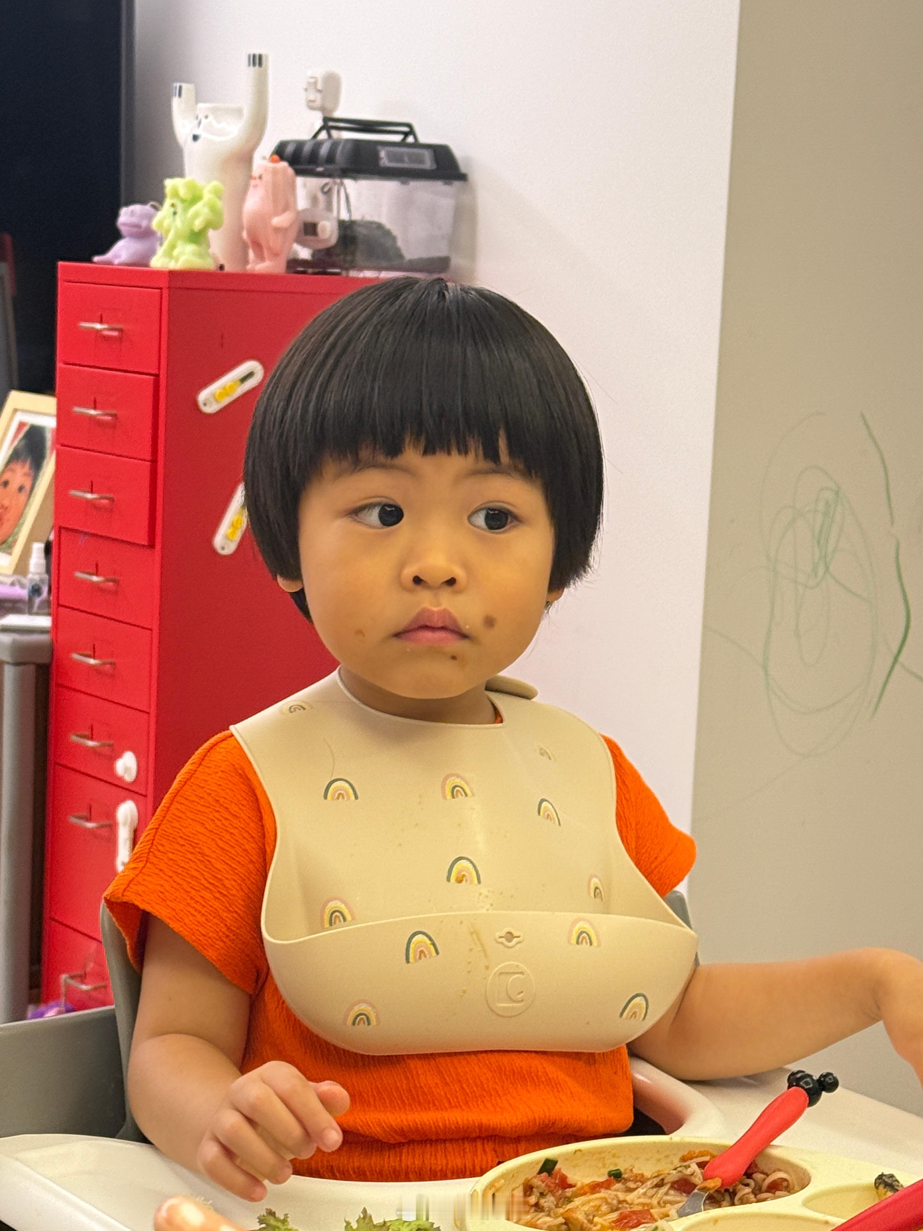 旅蛙在扯东扯西，说减肥就是要当原始人，每天出门打猎，回家后吃自己的猎物球宝： 