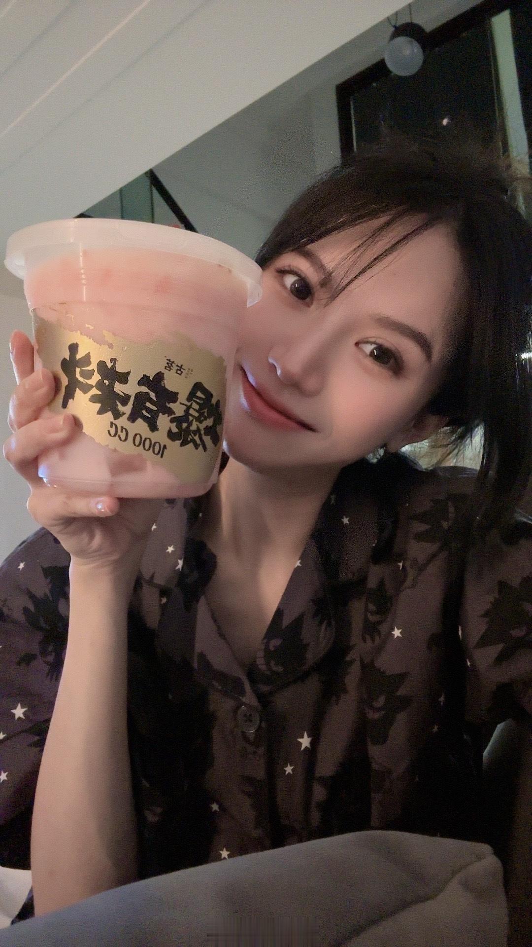 #秋天的第一杯奶茶#去年1 今年+1滿足到了[抱一抱] ​​​