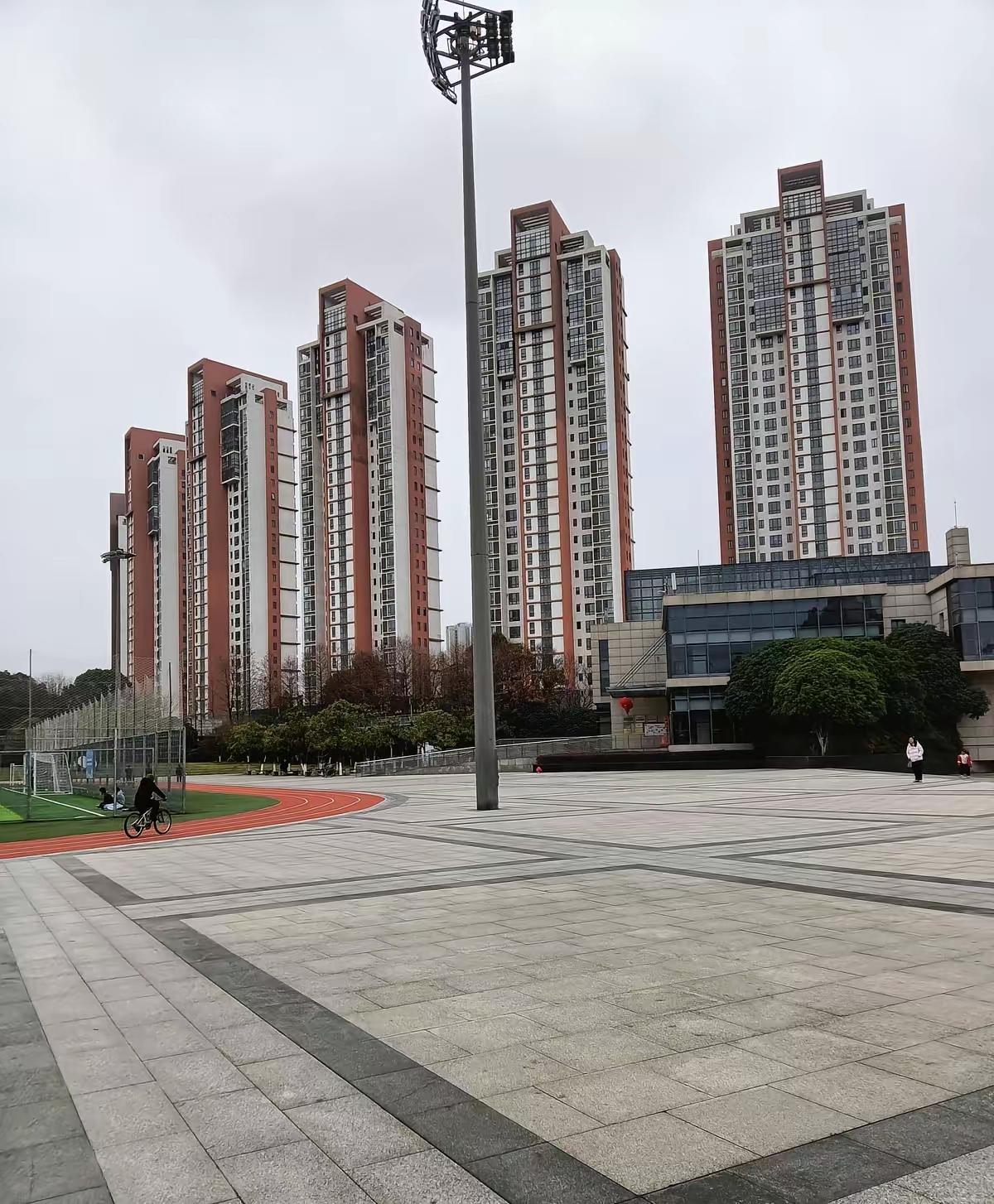 78岁刘大爷把上海黄浦区两套房产全部过户给随自家姓氏的大孙子，两千八百万资产直接