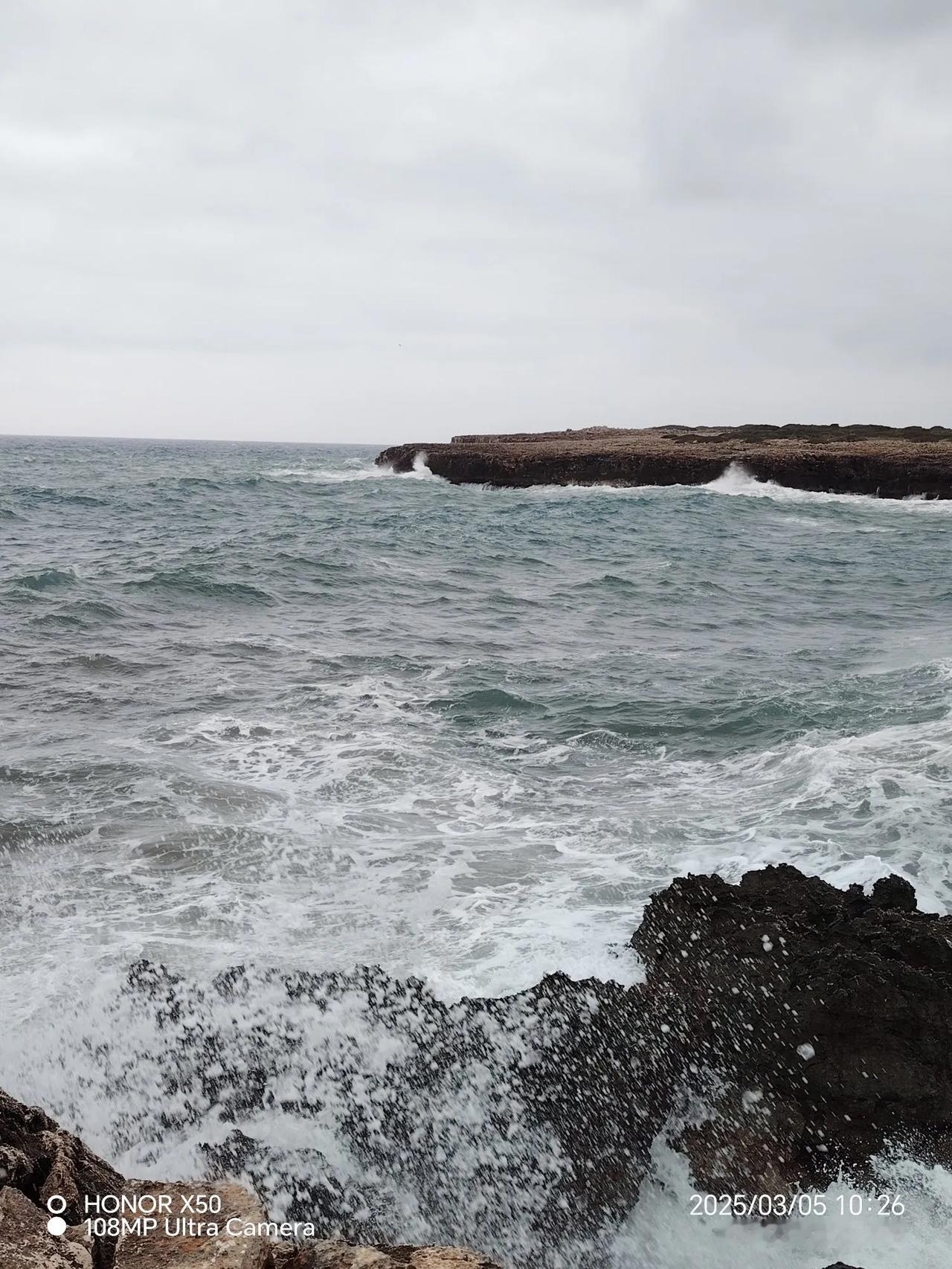 万能生活指南天气不好，风很大，到海边看浪。随着大风，海浪一排连着一排，冲向岸边的