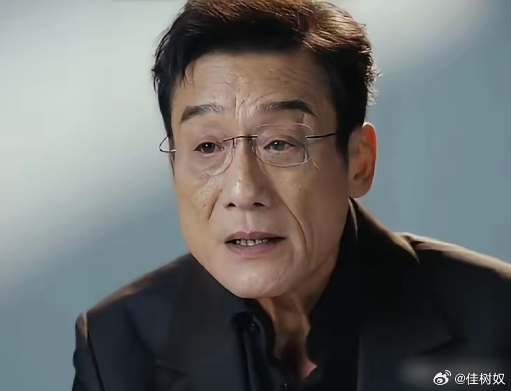主持人问梁家辉：“你的签名里是不是藏着不为人知的秘密？”  梁家辉答道：“我姓梁
