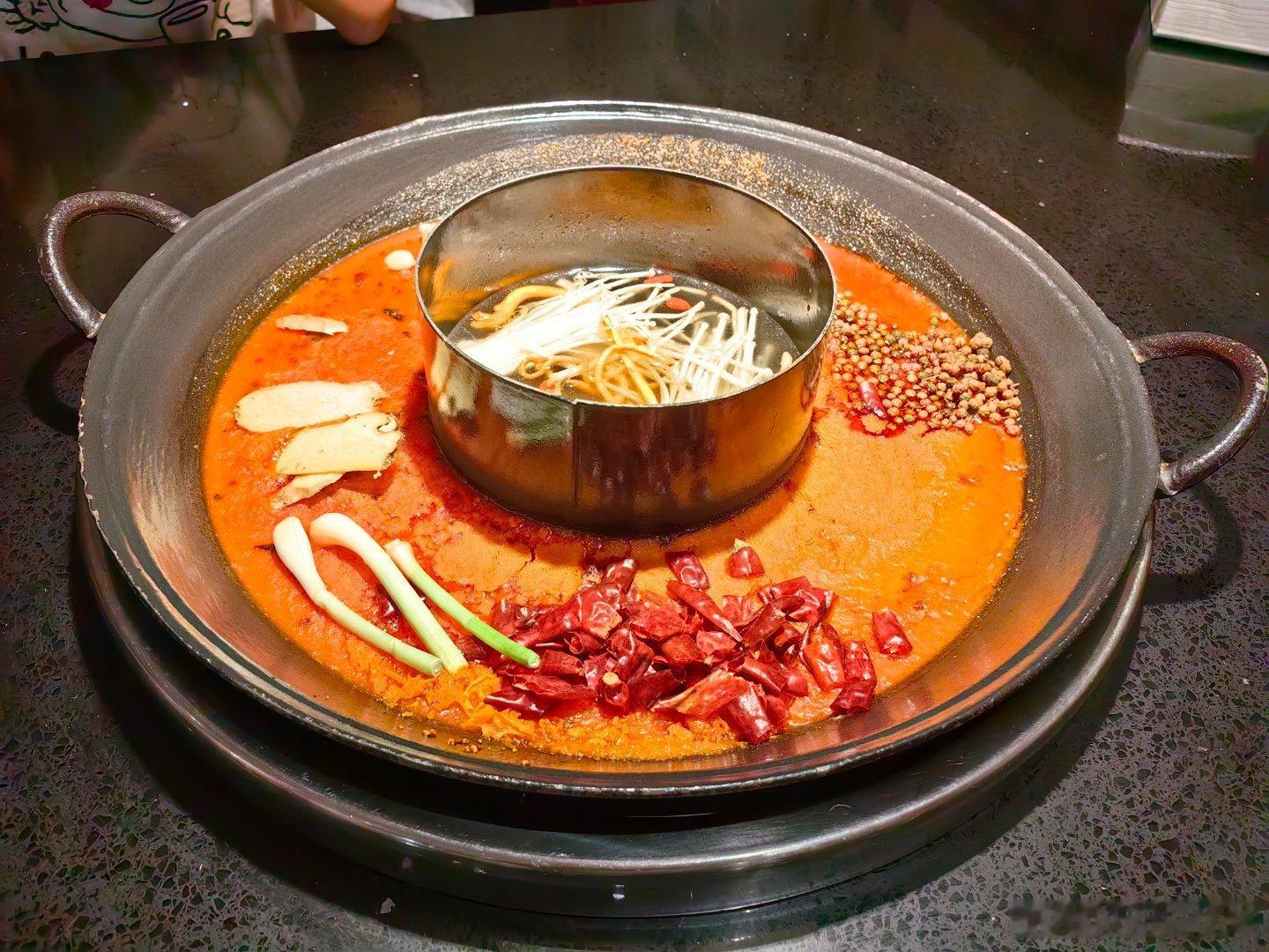 是日下午闪现在重庆，来酒店开完一个在线工作会议便出去觅食逛街最后用告废的老腿来证
