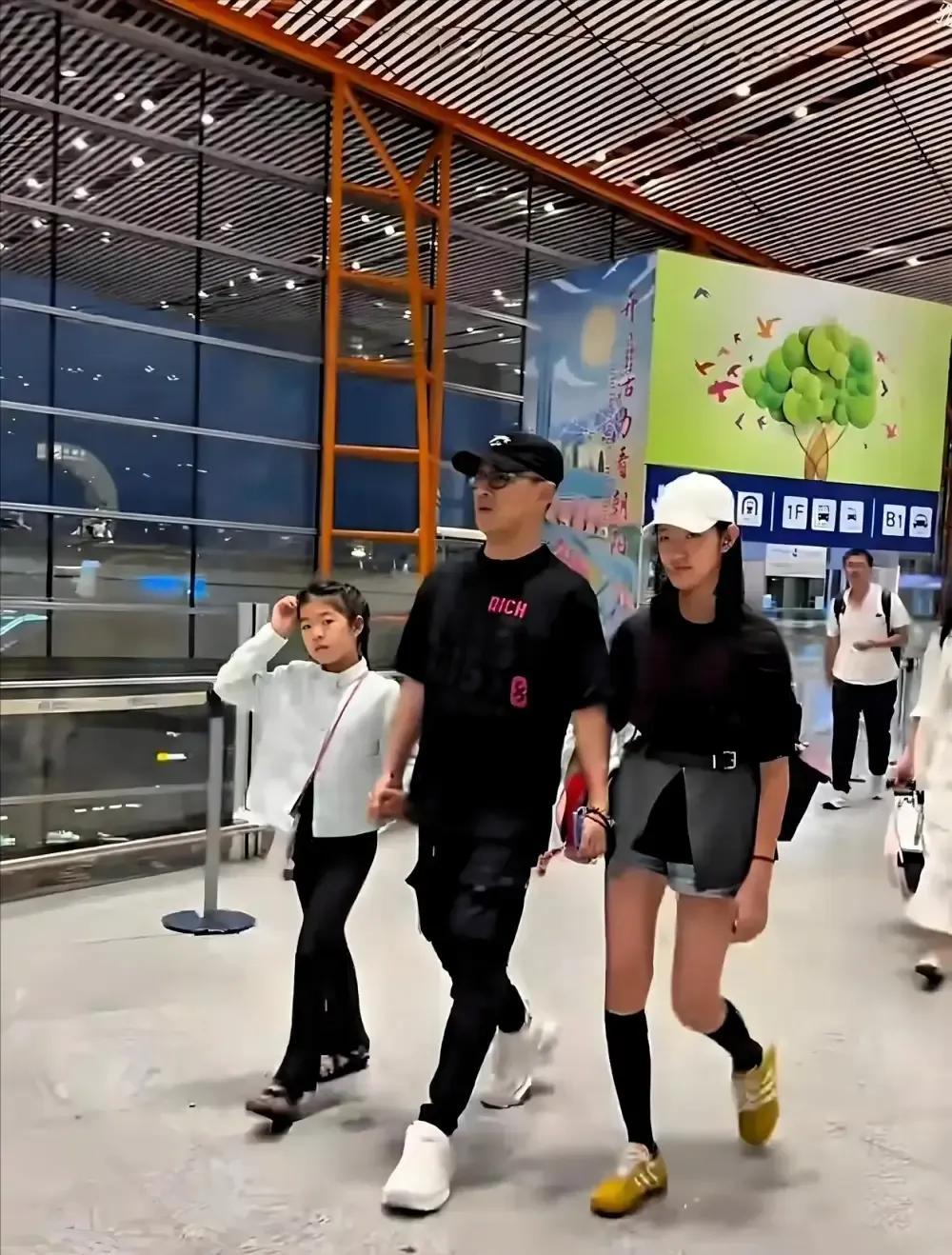 汪峰原来是这样的消费观说他的二女儿到一线的奢侈品店，挑了几件衣服，然后打电话问他