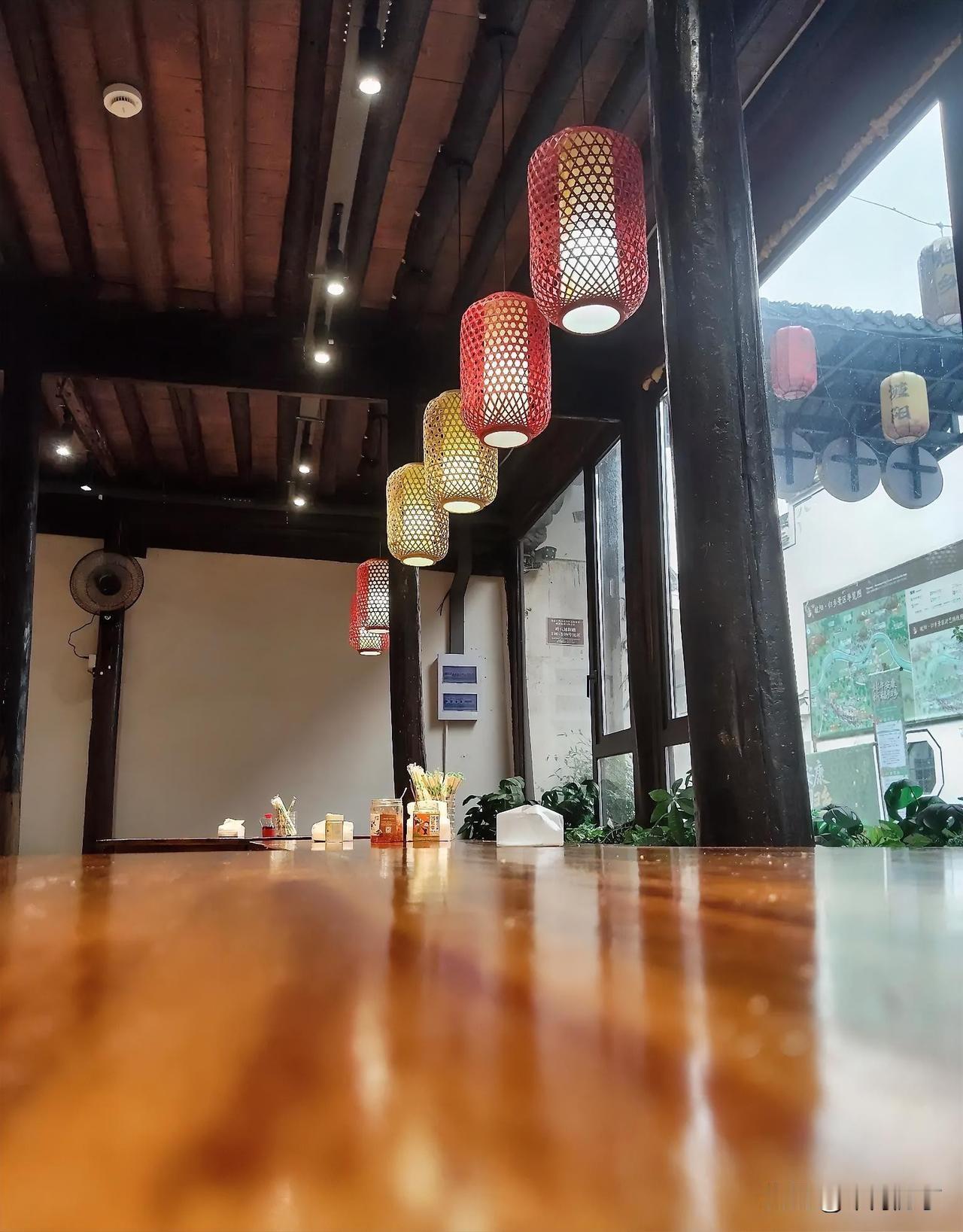 风吹翠莲满塘夏。