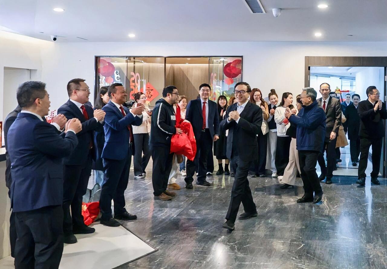 2月24日马年首个工作日，苏豪控股集团处处洋溢着喜庆祥和的新春气息。集团党委书记