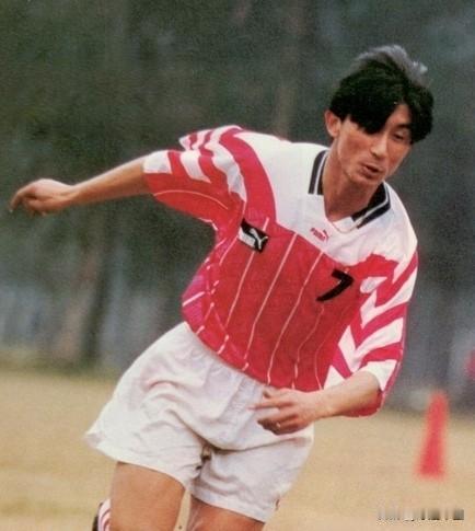 潘毅1973年3月13日出生，少年时期进入八一足球队，在军旅体系打磨球技。199
