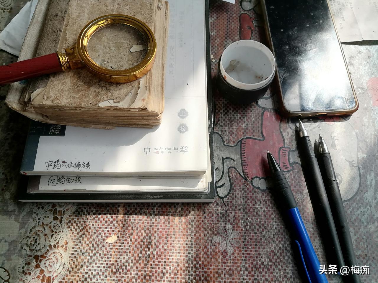 喜欢学着在头条上写文章，尽管没有什么收入，但是兴趣所至，仍然乐此不疲，全身心地投