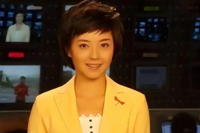 2015年，四川电视台女主播佟瑶在杭州出差，饭后因内急走进路边绿化带方便，谁知才