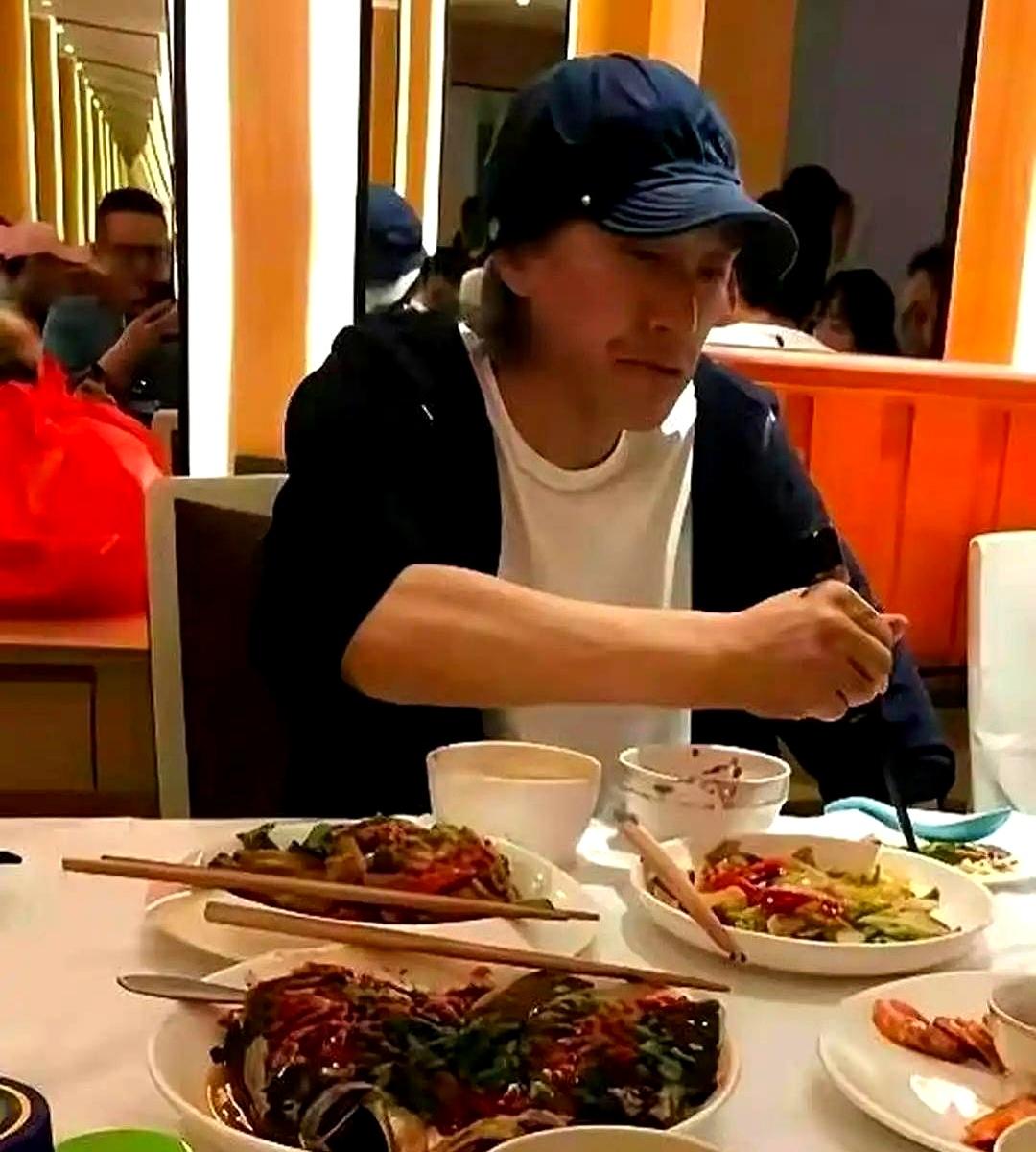 刚进餐厅就被一张熟脸定住——真的是星爷。
他一个人静静吃饭，神情有点落寞，我站在