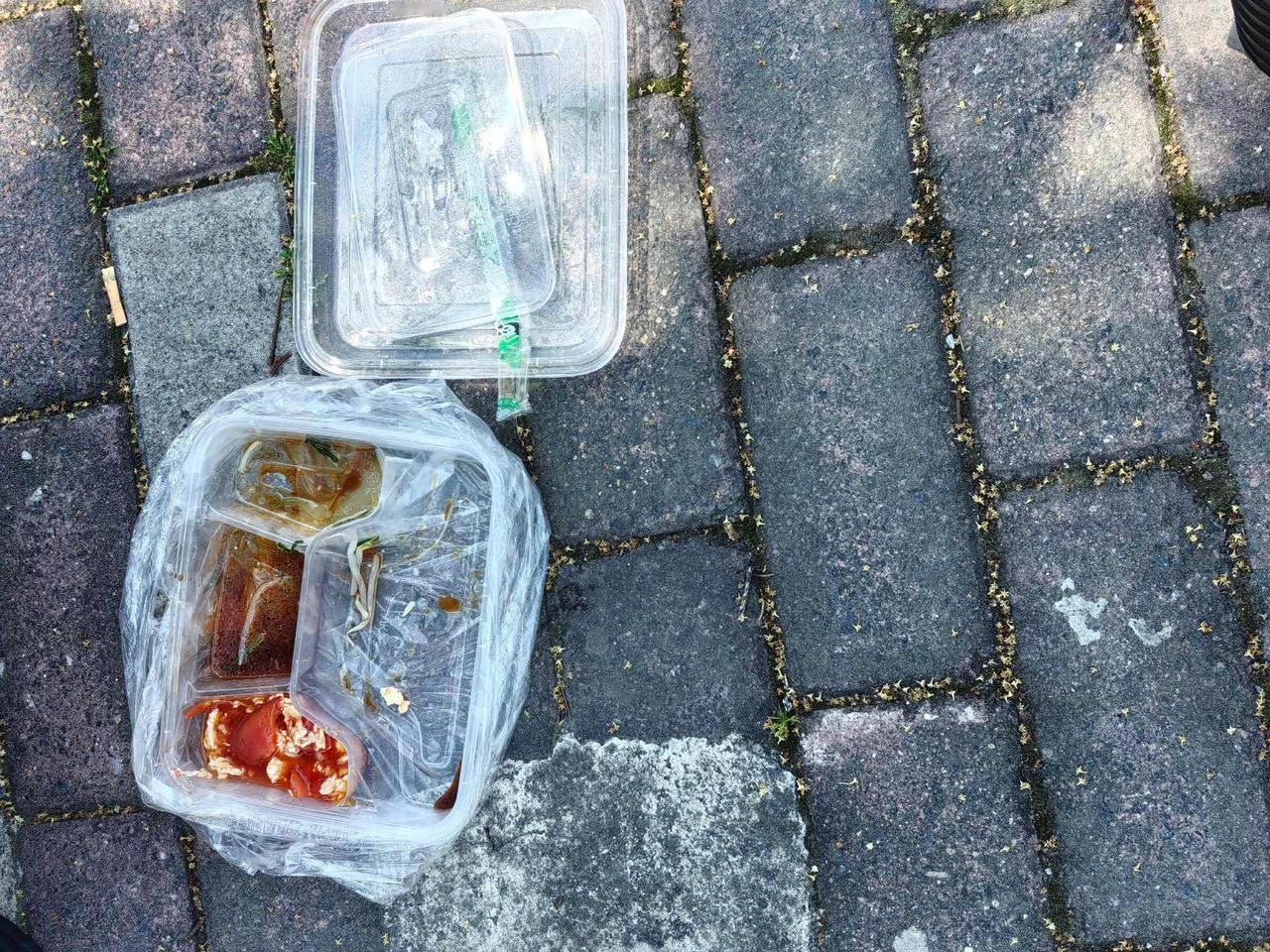 如果一个人女人在路边吃盒饭人人心疼，而一个男人在路边吃盒饭说明这个人是穷鬼蹲在路