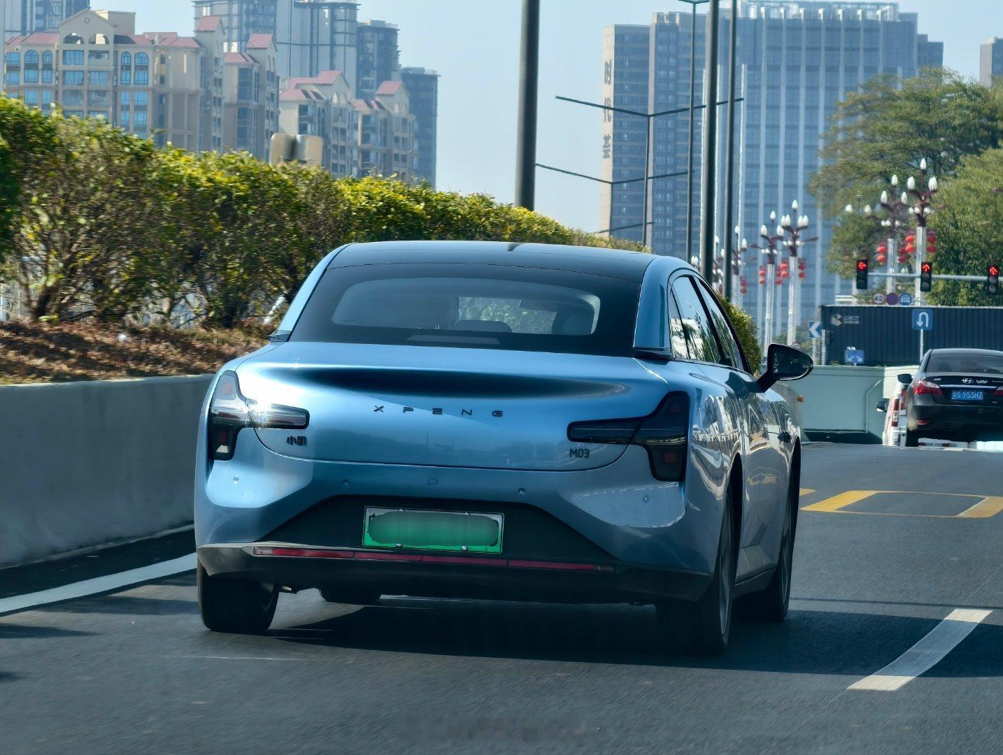 过年时候还说 MONA 星耀蓝非常罕见刚路上就遇到了主要镜空粉，黑，白的多灰/蓝