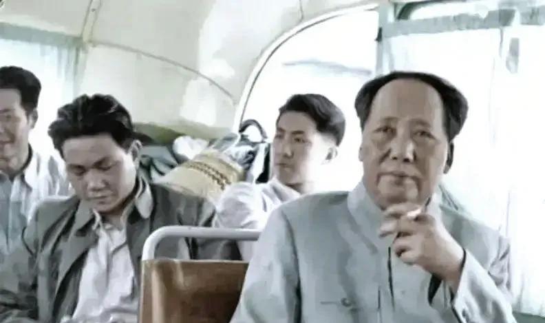 1958年5月25日下午3点，毛主席等中央领导人乘坐公交车，到北京十三陵水库参加