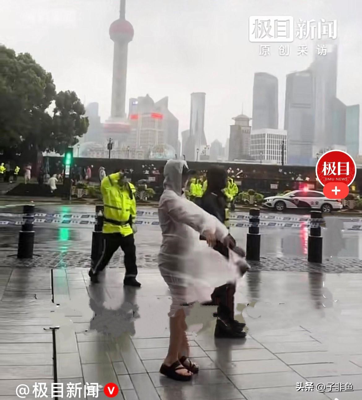 近日，上海遭遇台风“白海豚”强势来袭，狂风暴雨席卷全城，当天早晨，某公司一名员工